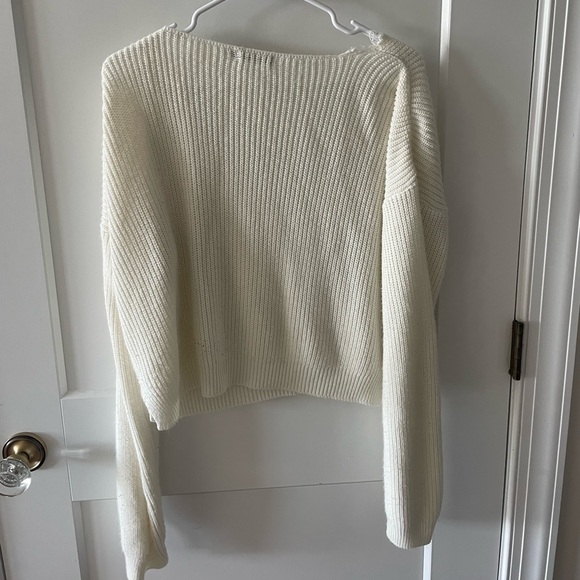 Women’s boohoo cropped v-neck white knit sweater - Picture 3 of 5